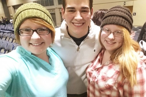 Sophomores Hailey (left) and Hannah Turner got the opportunity to meet former The Voice contestant Zach Seabaugh at the recent audition in Memphis. 